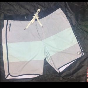 Men's Vuori Striped Cruise Board Shorts Medium Size 32 *Flaw